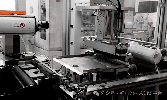 Bentenipun antarane burr flat lan burr mburi ing baterei lithium